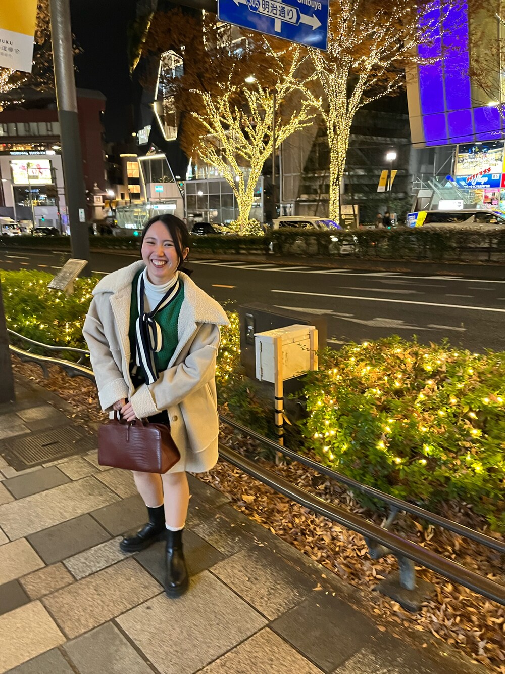 ピンク系のスカートを着用したレディースの秋コーディネートの3枚目の写真