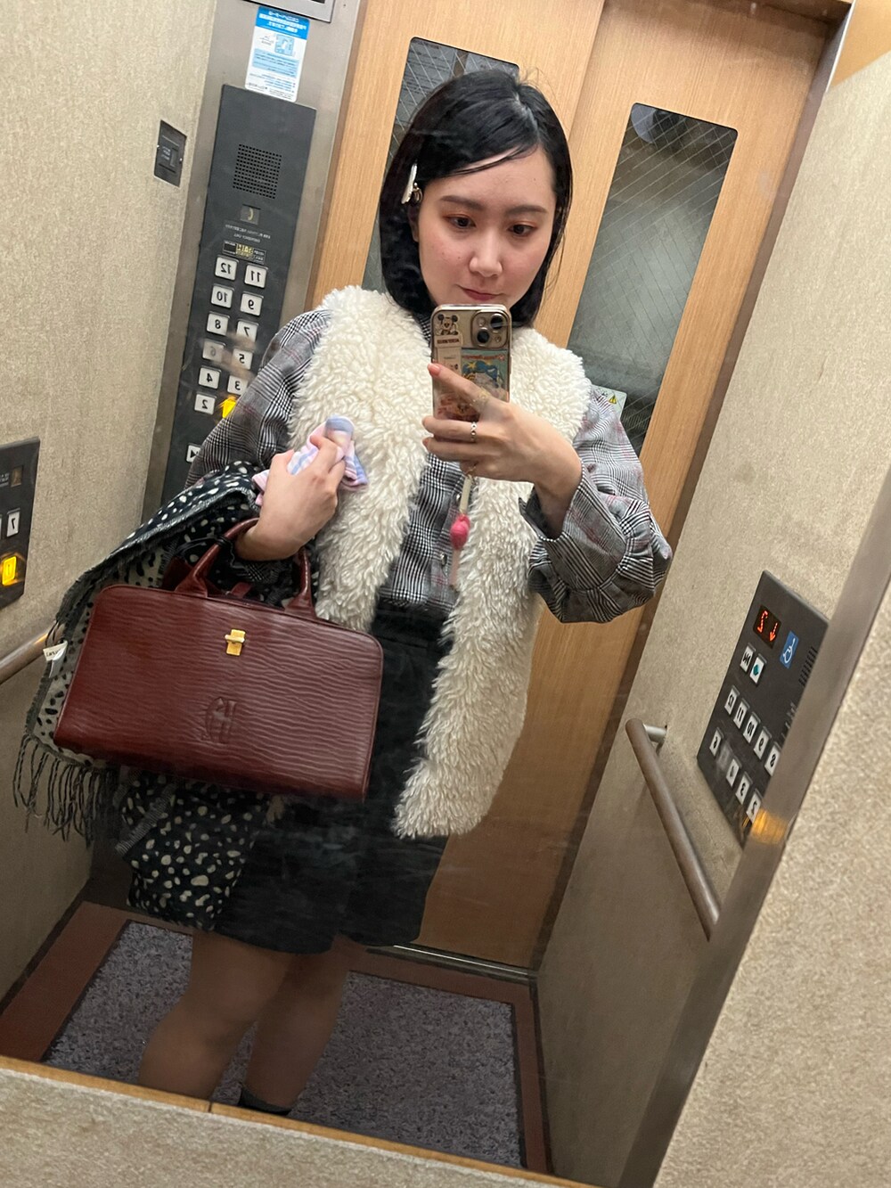 ピンク系のスカートを着用したレディースの秋コーディネートの2枚目の写真