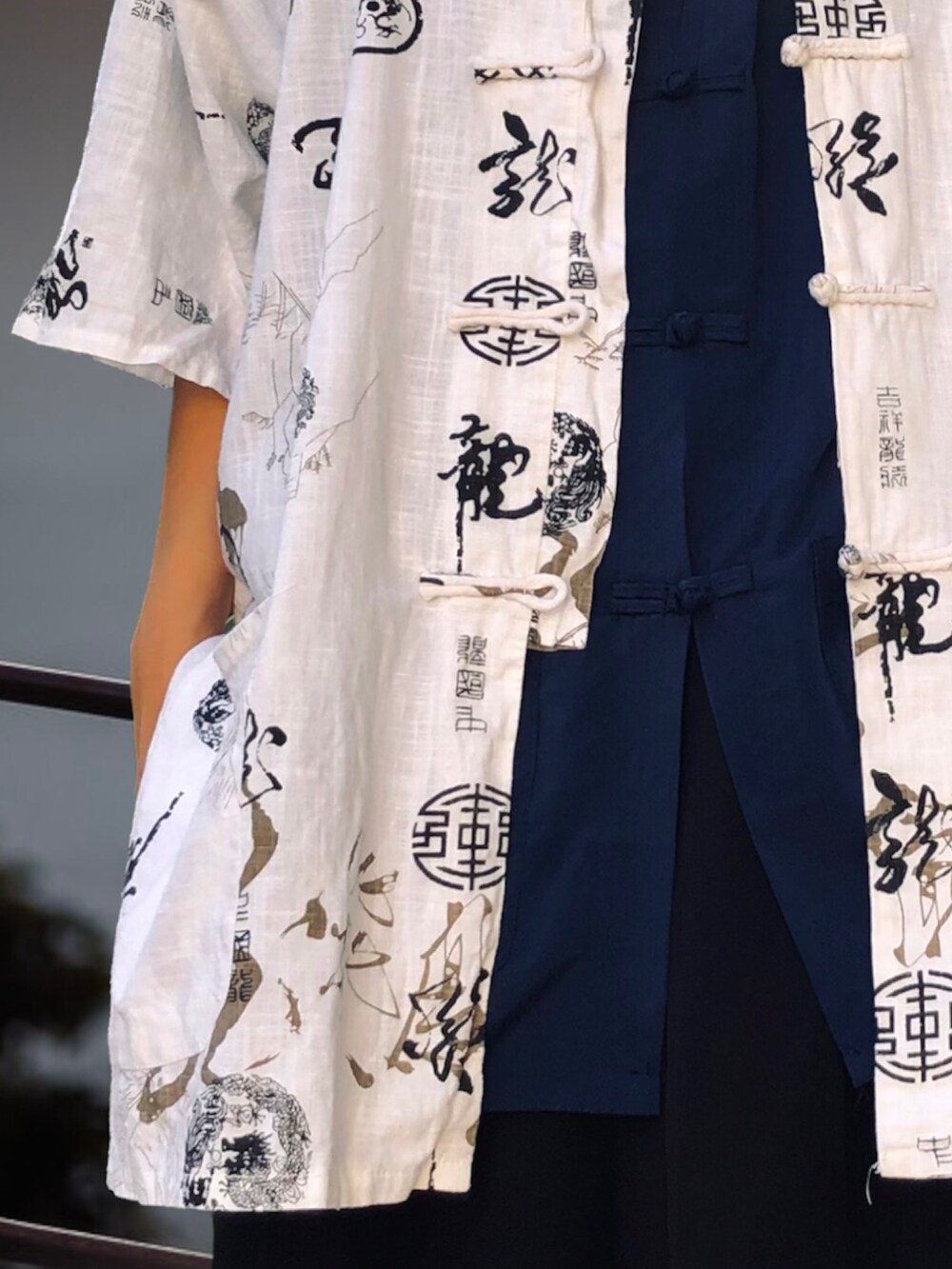 ホワイト系のシャツ/ブラウスを着用したレディースの春コーディネートの2枚目の写真