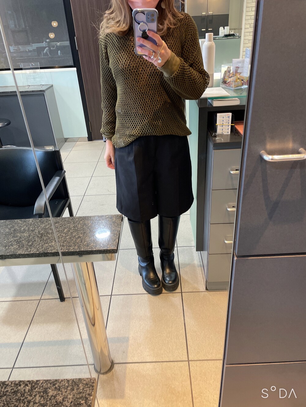 「オトナカジュアル、ootd、低身長コーデ、お洒落さんとつながりたい、fumietanaka、キレイめ、メッシュ、ボアジャケット、ロングブーツ、プチプラミックス」｜「LOWRYS FARMの厚底ロングブーツ　254939（ブーツ、ブラック系）」を使った、yukinobdさん（レディース・156cm）の冬コーディネートの2枚目の写真