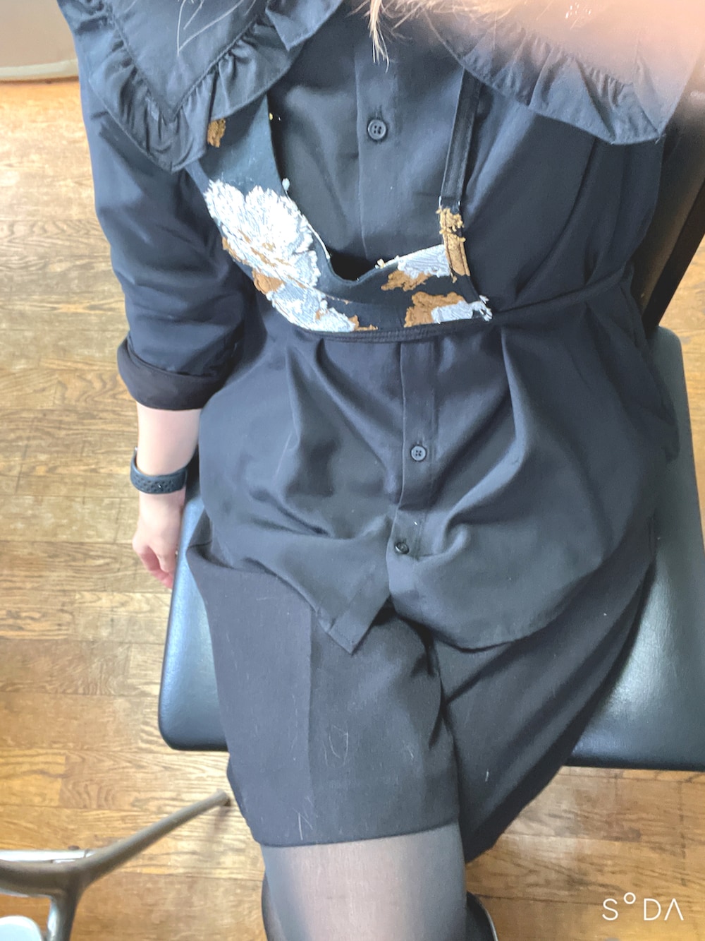 ブラック系のシャツ/ブラウス、ブラック系のその他パンツ、ブラック系のブーツを着用したレディースの秋コーディネートの2枚目の写真