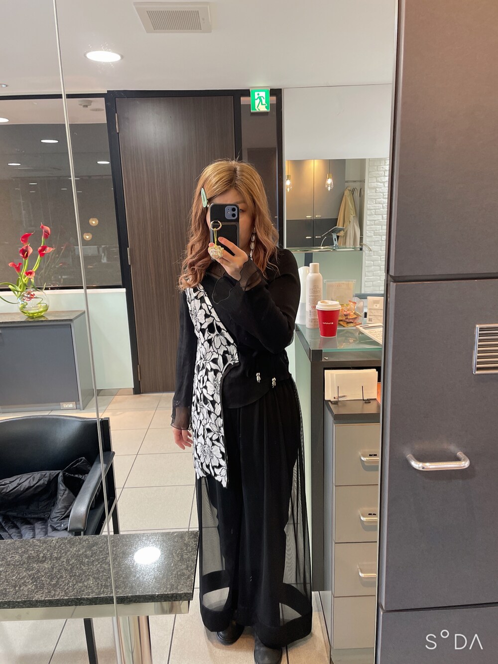 「いまどきジャケット写真、春服、低身長コーデ、キレイめカジュアル、シアートップス、オトナカジュアル」｜「FUMIE TANAKAのアイテム（トレンチコート、ベージュ系）」を使った、yukinobdさん（レディース・156cm）の春コーディネートの2枚目の写真