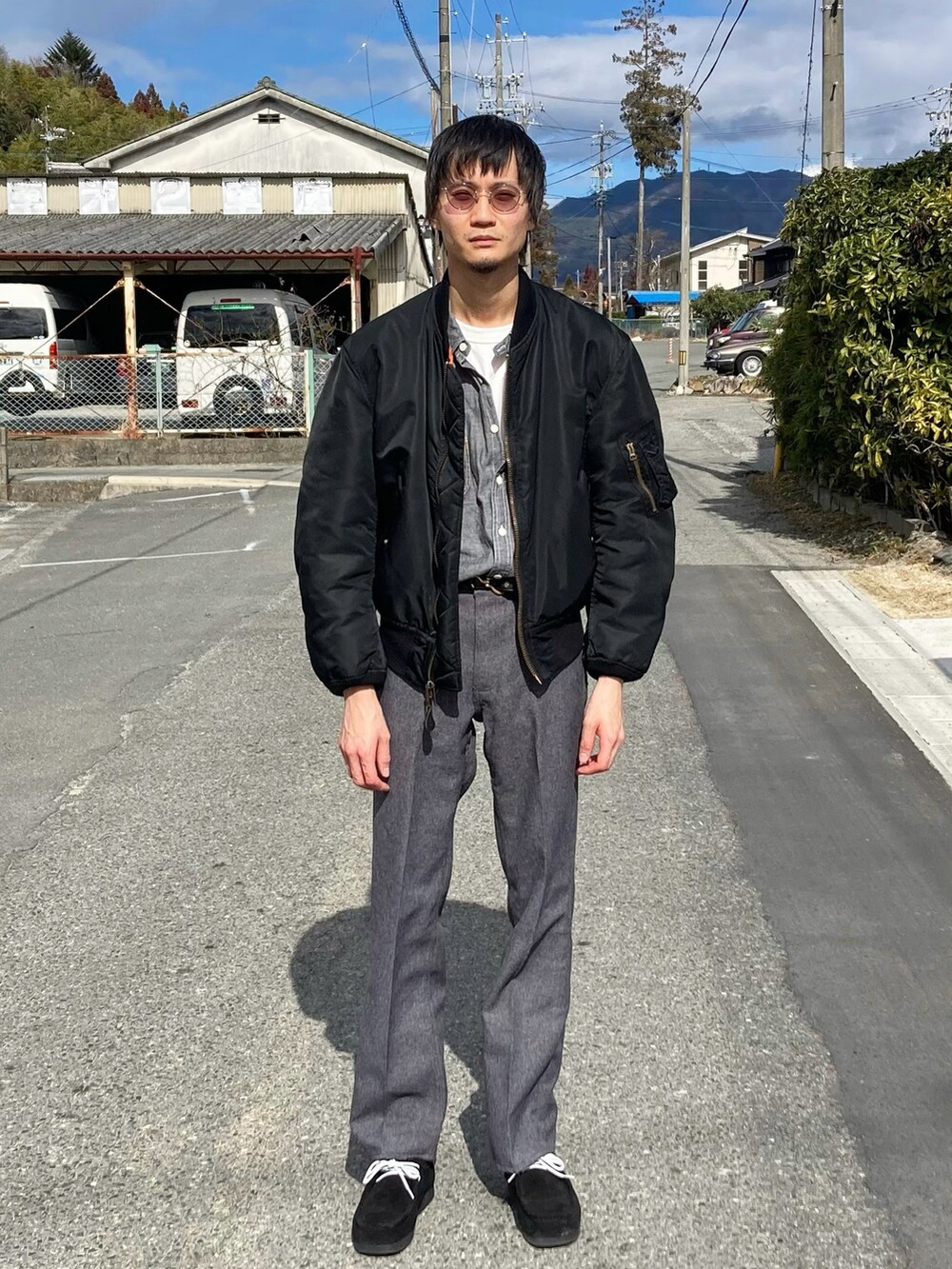 ブラック系のデニムパンツ、シルバー系のMA-1を着用したメンズの冬コーディネートの4枚目の写真