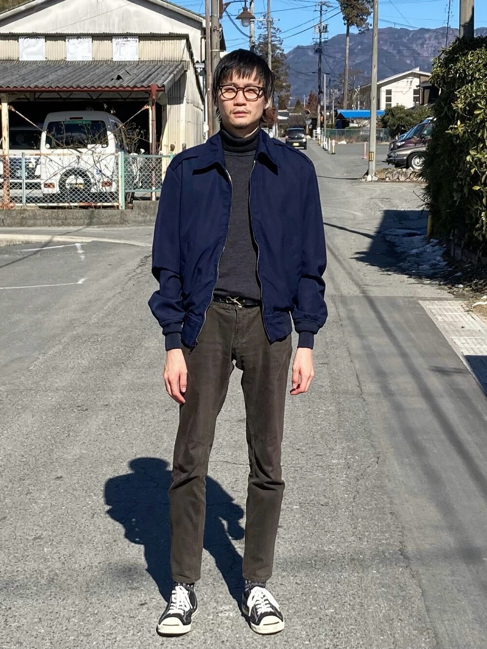 ブラック系のデニムパンツ、シルバー系のMA-1を着用したメンズの冬コーディネートの2枚目の写真