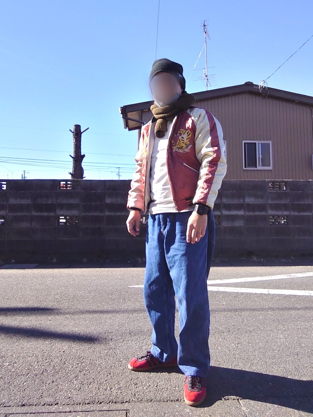 その他のナイロンジャケット、ブルー系のデニムパンツ、レッド系のスニーカーを着用したメンズの冬コーディネートの2枚目の写真