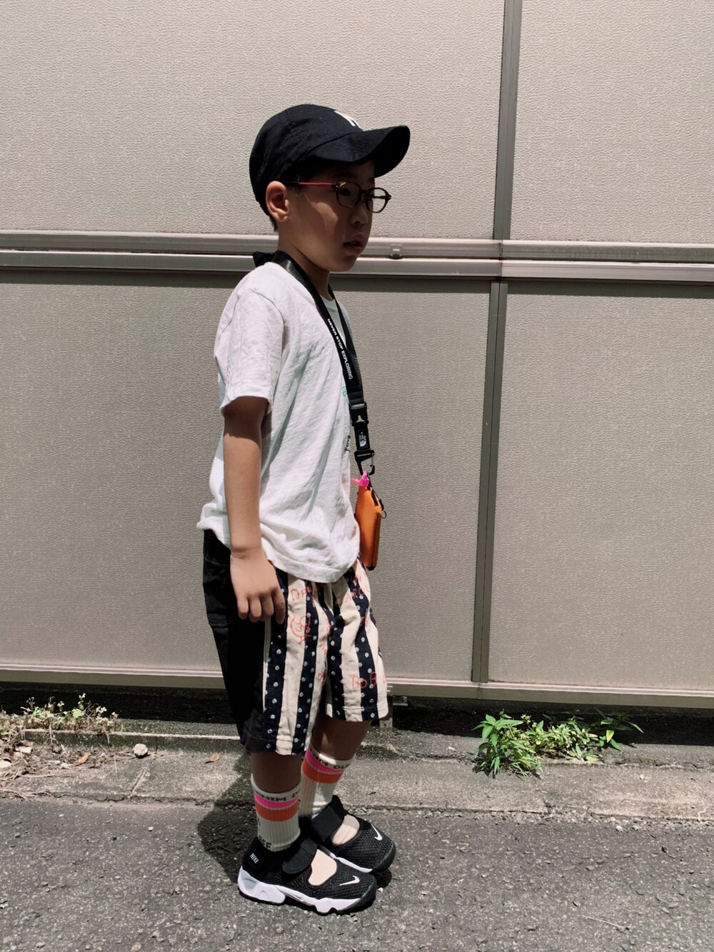 「モノトーン、白Tシャツ、プリントT、ハーフパンツ、キャップ、エアリフト、NIKE、スポーツサンダル、めがね、カジュアルコーデ、シンプルコーデ、ネオンカラー、ラインソックス」|「GO TO HOLLYWOODのアイテム(Tシャツ/カットソー、ホワイト系)」を使った、HeROさん(キッズ・110cm)の夏コーディネートの2枚目の写真