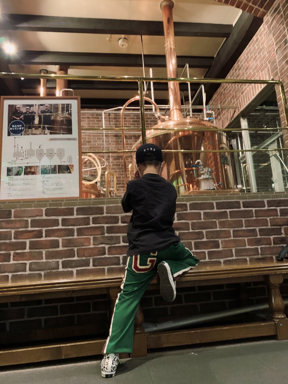 ブラック系のTシャツ/カットソー、グリーン系のパンツ、その他のスニーカーを着用したキッズの秋コーディネートの2枚目の写真