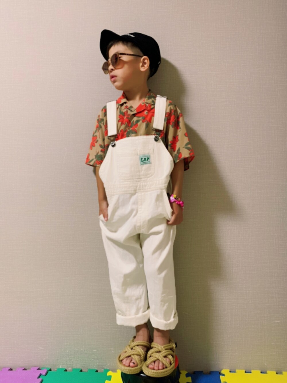 「柄シャツ、シャツスタイル、花柄、ベージュ、淡色コーデ、サロペット、ホワイトパンツ、サンダル、キャップ、サングラス、夏コーデ」|「こども ビームスのARCH&LINE / フラワー オープンカラー シャツ(100~145cm)(シャツ/ブラウス、ベージュ系)」を使った、HeROさん(キッズ・110cm)の夏コーディネートの3枚目の写真