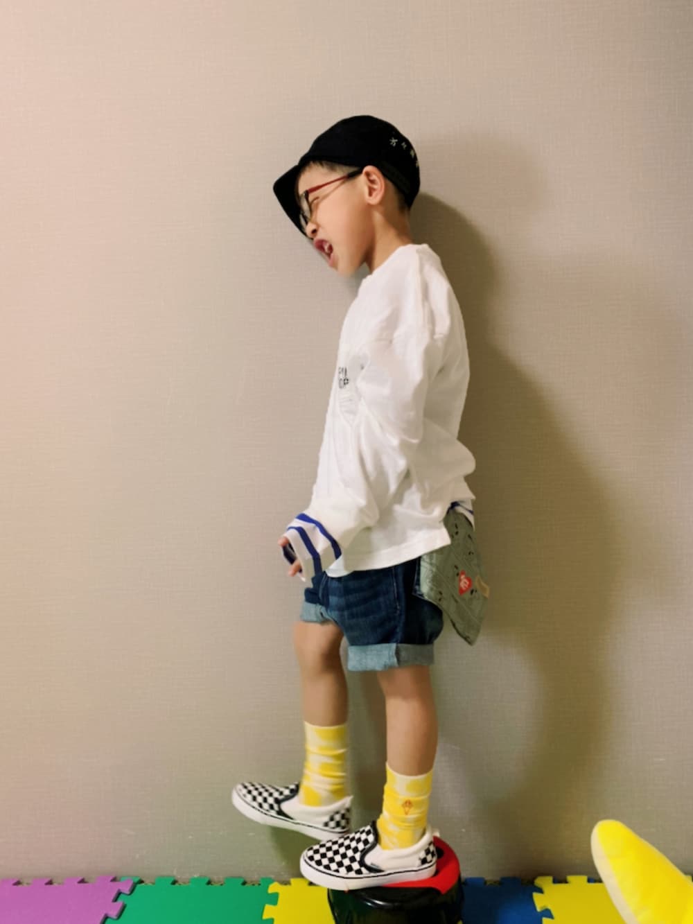 「春服みてみて、ロンT、パステル映える春、パステルカラー、タイダイ柄、スリッポン、韓国子供服、ショートパンツ、デニム、めがね、キャップ、ボーダー、レイヤードスタイル、イエロー、カラーソックス」|「antiquaのボーダーロゴロンT(Tシャツ/カットソー、ホワイト系)」を使った、HeROさん(キッズ・110cm)の春コーディネートの2枚目の写真