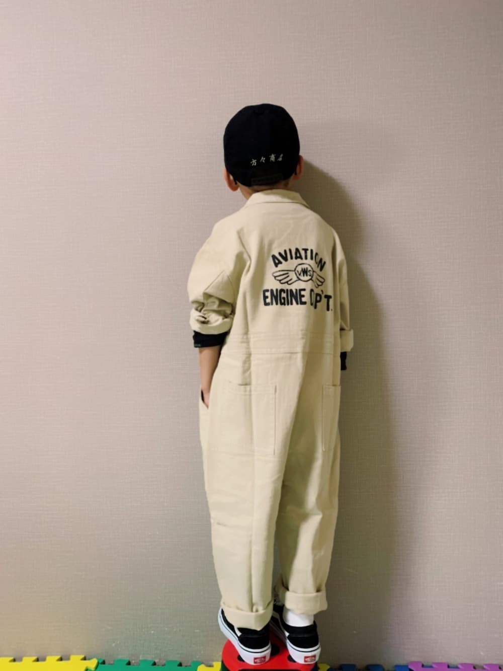 「モノトーン、チョコ色に染まれ、ロンT、ワントーンコーデ、VANS、スニーカーコーデ、めがね、キャップ、休日スタイル、カジュアルコーデ、春コーデ、ホワイトコーデ、オールインワン、韓国子供服」｜「Koreaのアイテム（つなぎ/オールインワン、ホワイト系）」を使った、HeROさん（キッズ・110cm）の冬コーディネートの5枚目の写真