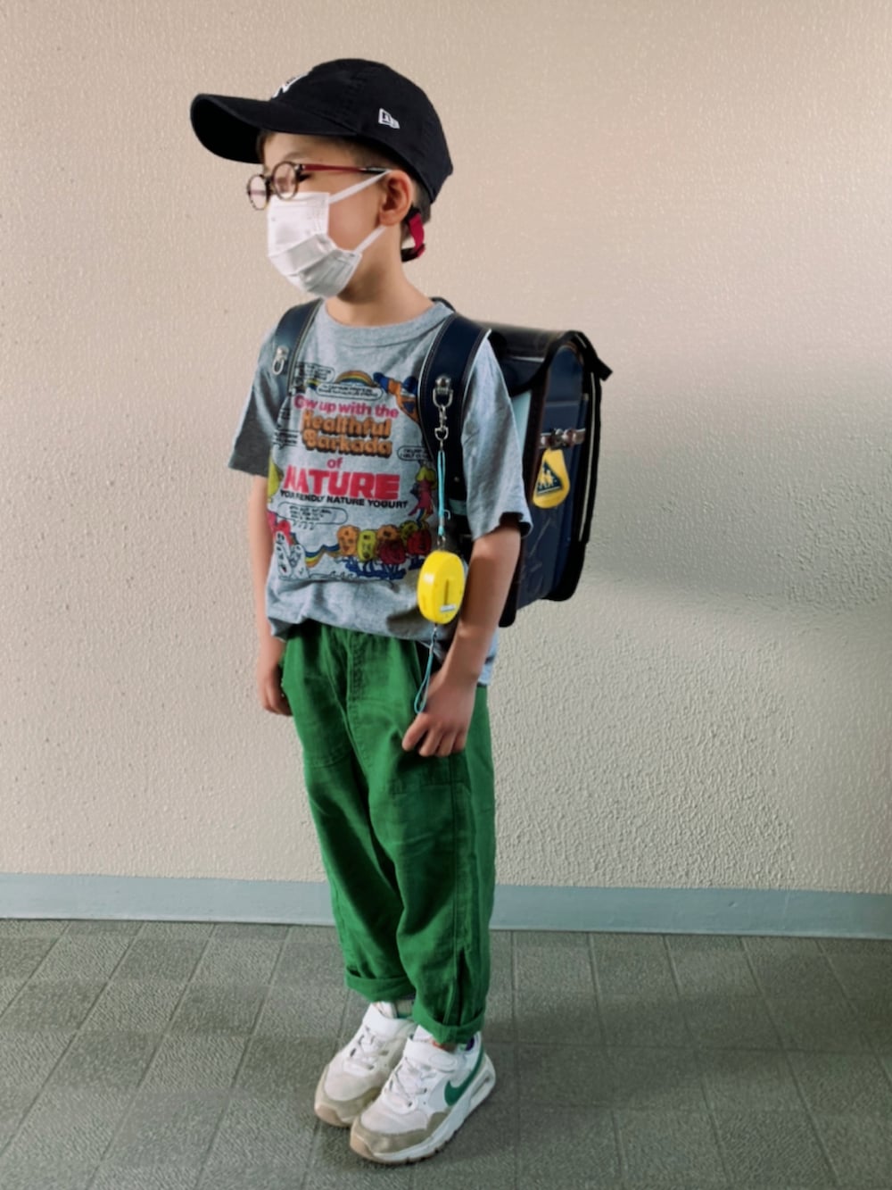 「ロゴT、プリントT、グリーン、リネン、NIKE、白スニーカー、スニーカーコーデ、キャップ、夏だ!Tシャツ着よう!、カジュアルコーデ、タックイン、シンプルコーデ、カラー×コーデ」|「DENIM DUNGAREEのDENIM DUNGAREE/デニムダンガリー テンジク SIMPLICITY TEE Tシャツ/半袖Tシャツ(Tシャツ/カットソー、グレー系)」を使った、HeROさん(キッズ・110cm)の春コーディネートの2枚目の写真