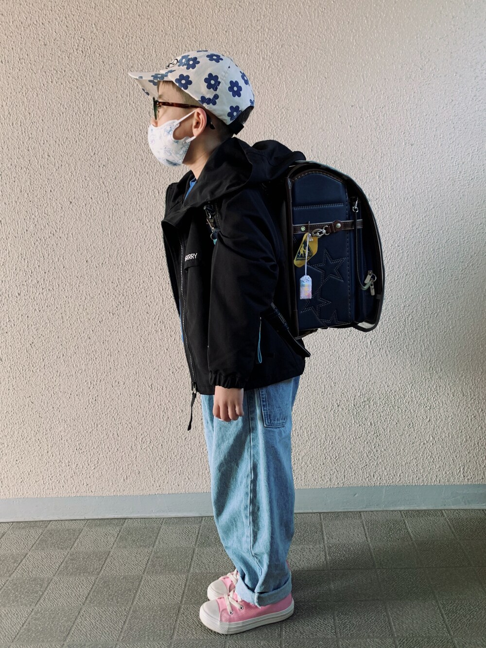 「春服デビュー宣言、ボーダー、レイヤードスタイル、ロゴスウェット、デニム、デニムパンツ、ワイドパンツ、コンバース、ハイカットスニーカー、ピンク、マウンテンパーカー、キャップ、花柄、ワントーンコーデ、春服みてみて」|「BIG FIELDのプリントトレーナー(80~150cm)(スウェット、ブルー系)」を使った、HeROさん(キッズ・120cm)の春コーディネートの2枚目の写真
