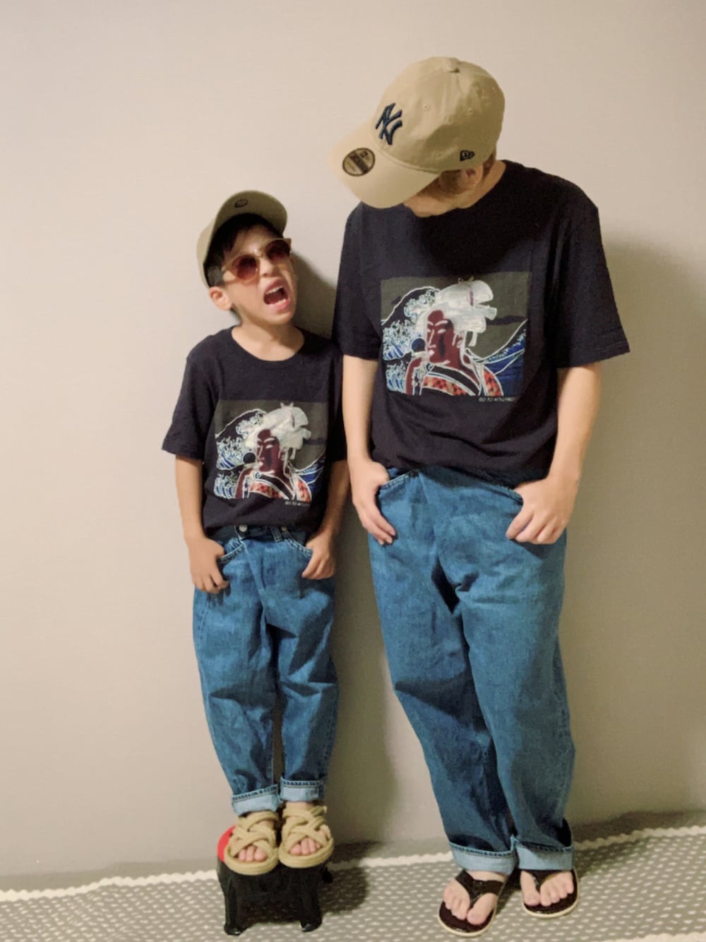 「プリントT、夏だ！Tシャツ着よう！、デニム、デニムパンツ、ワイドパンツ、サンダル、サングラス、キャップ、ベージュ、リンクコーデ、親子コーデ、夏コーデ、カジュアルコーデ、休日スタイル」｜「GO TO HOLLYWOODのアイテム（Tシャツ/カットソー、ブラック系）」を使った、HeROさん（キッズ・110cm）の夏コーディネートの2枚目の写真