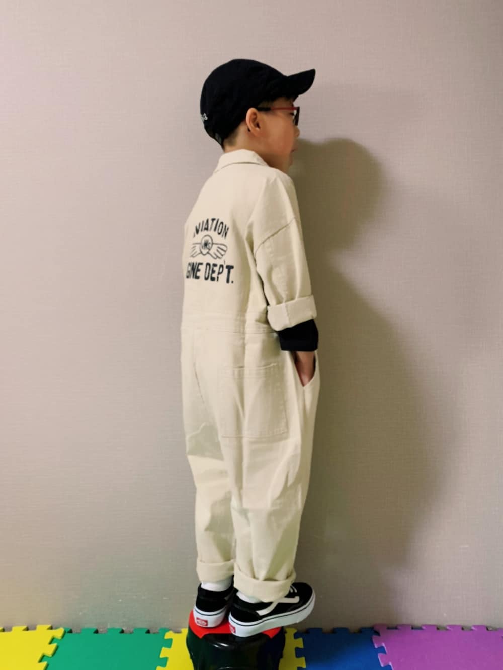 「モノトーン、チョコ色に染まれ、ロンT、ワントーンコーデ、VANS、スニーカーコーデ、めがね、キャップ、休日スタイル、カジュアルコーデ、春コーデ、ホワイトコーデ、オールインワン、韓国子供服」｜「Koreaのアイテム（つなぎ/オールインワン、ホワイト系）」を使った、HeROさん（キッズ・110cm）の冬コーディネートの3枚目の写真