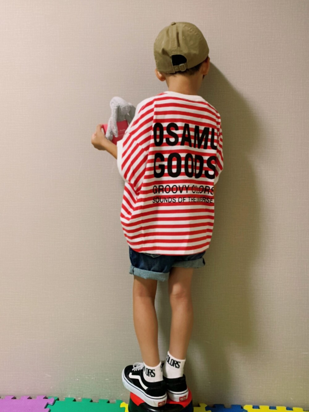 「ボーダー、ボーダートップス、白Tシャツ、プリントT、ショートパンツ、デニム、デニムパンツ、VANS、スニーカーコーデ、キャップ、サングラス、夏コーデ、夏だ!Tシャツ着よう!、カジュアルコーデ」|「GROOVY COLORSのアイテム(Tシャツ/カットソー、レッド系)」を使った、HeROさん(キッズ・110cm)の夏コーディネートの3枚目の写真