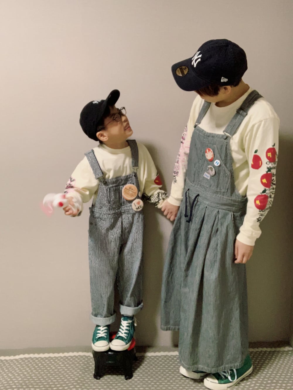 「サロペット、オーバーオール、ジャンパースカート、ヒッコリー、コンバース、ハイカットスニーカー、グリーン、めがね、キャップ、ロンT、カジュアルコーデ、缶バッジ、リンクコーデ、休日スタイル」｜「GO TO HOLLYWOODのアイテム（Tシャツ/カットソー、ホワイト系）」を使った、HeROさん（キッズ・110cm）の冬コーディネートの2枚目の写真