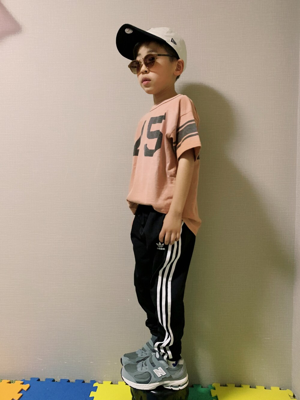 「ロゴT、トラックパンツ、ラインパンツ、adidas、New Balance、スニーカー、キャップ、サングラス、休日スタイル、春コーデ、カジュアルコーデ、ピンク」|「DENIM DUNGAREEのアイテム(Tシャツ/カットソー、オレンジ系)」を使った、HeROさん(キッズ・120cm)の春コーディネートの2枚目の写真