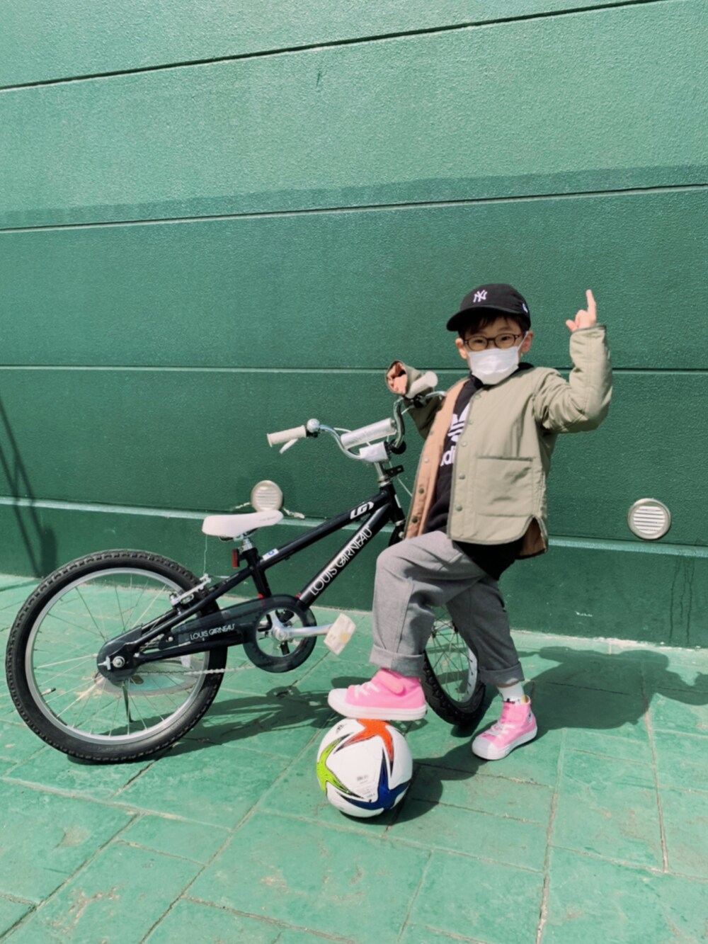 「パーカー、スウェット、キルティングジャケット、ジャケット、ハイカットスニーカー、コンバース、キャップ、めがね、休日スタイル、ストリート、カジュアルコーデ、パステルカラー、パステル映える春」|「CIAOPANIC TYPYの【KIDS】OSORO AIRTECHウォッシャブルアウター(ノーカラージャケット、グリーン系)」を使った、HeROさん(キッズ・110cm)の春コーディネートの2枚目の写真