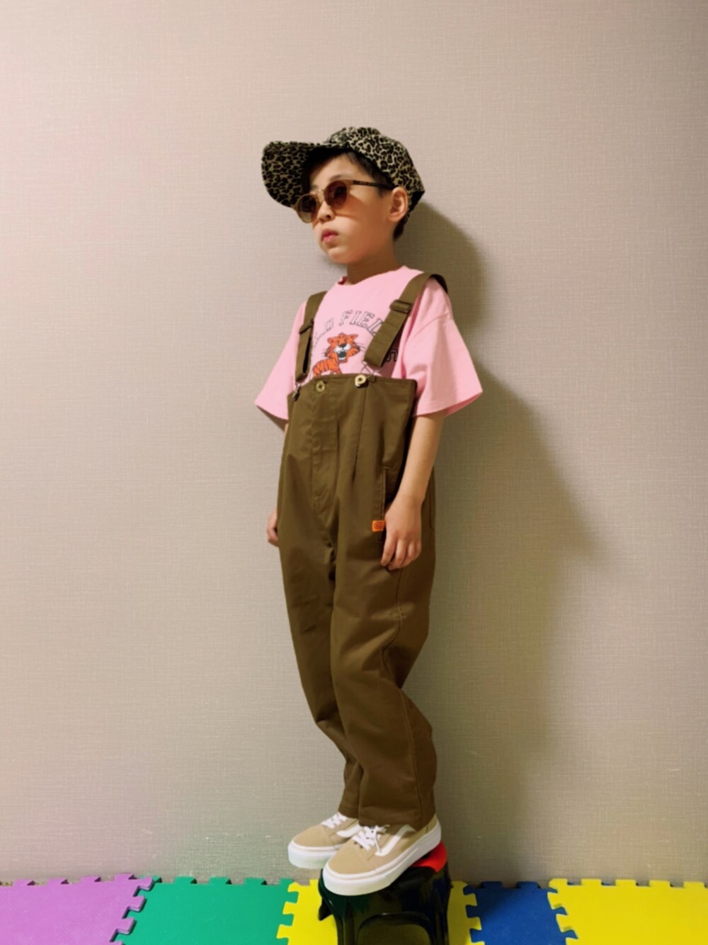 「プリントT、サロペット、ブラウン、ベージュ、VANS、スニーカーコーデ、ストリート、キャップ、レオパード、サングラス、ZOZOKIDSDAY、markey's、春夏コーデ、ピンク」|「Life Support ProductsのプリントワイドTシャツ(80~150cm)(Tシャツ/カットソー、ピンク系)」を使った、HeROさん(キッズ・110cm)の春コーディネートの2枚目の写真