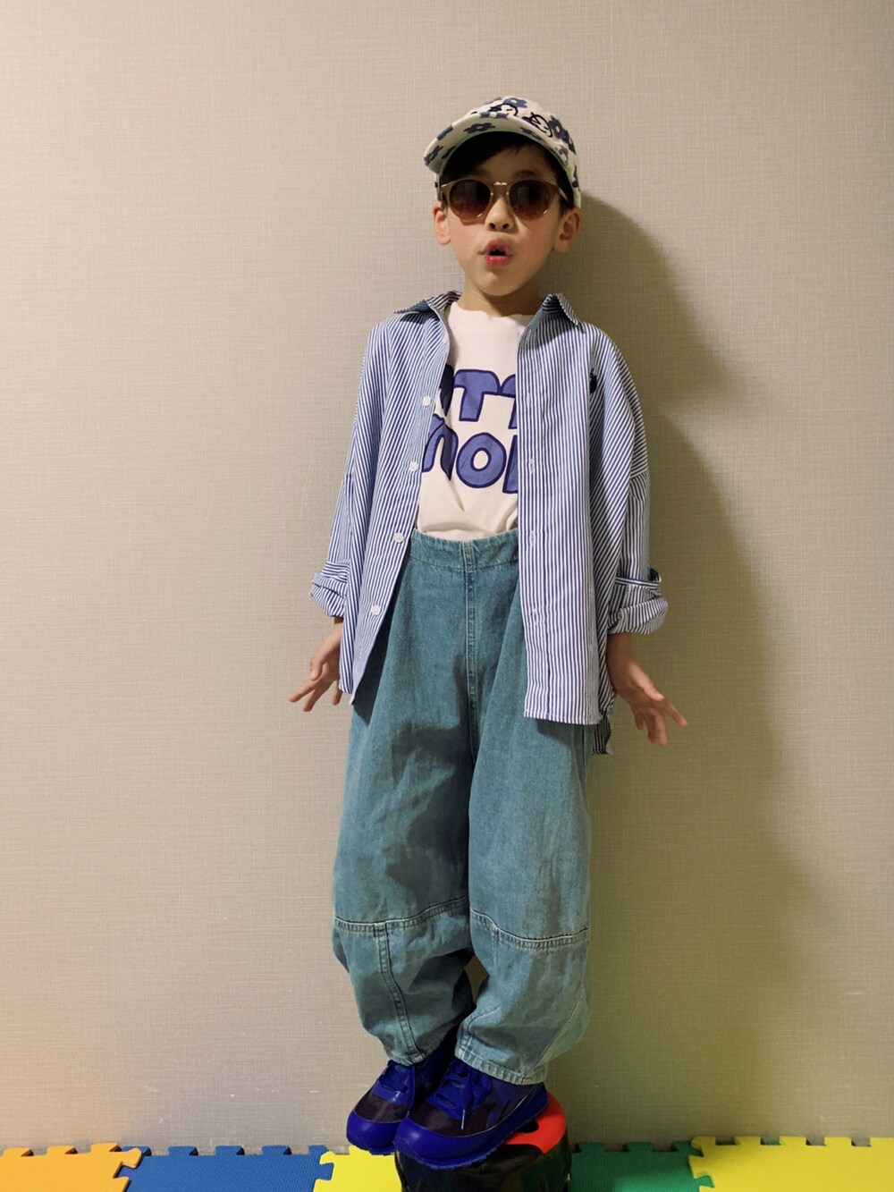 「春服デビュー宣言、シャツスタイル、青、ストライプ、サロペット、韓国子供服、ロゴT、キャップ、花柄、サングラス、スニーカー、ワントーンコーデ、春服みてみて、パステルカラー、パステル映える春」|「WynkenのWynken / TATTO AMORETシャツ(Tシャツ/カットソー、ホワイト系)」を使った、HeROさん(キッズ・120cm)の春コーディネートの3枚目の写真