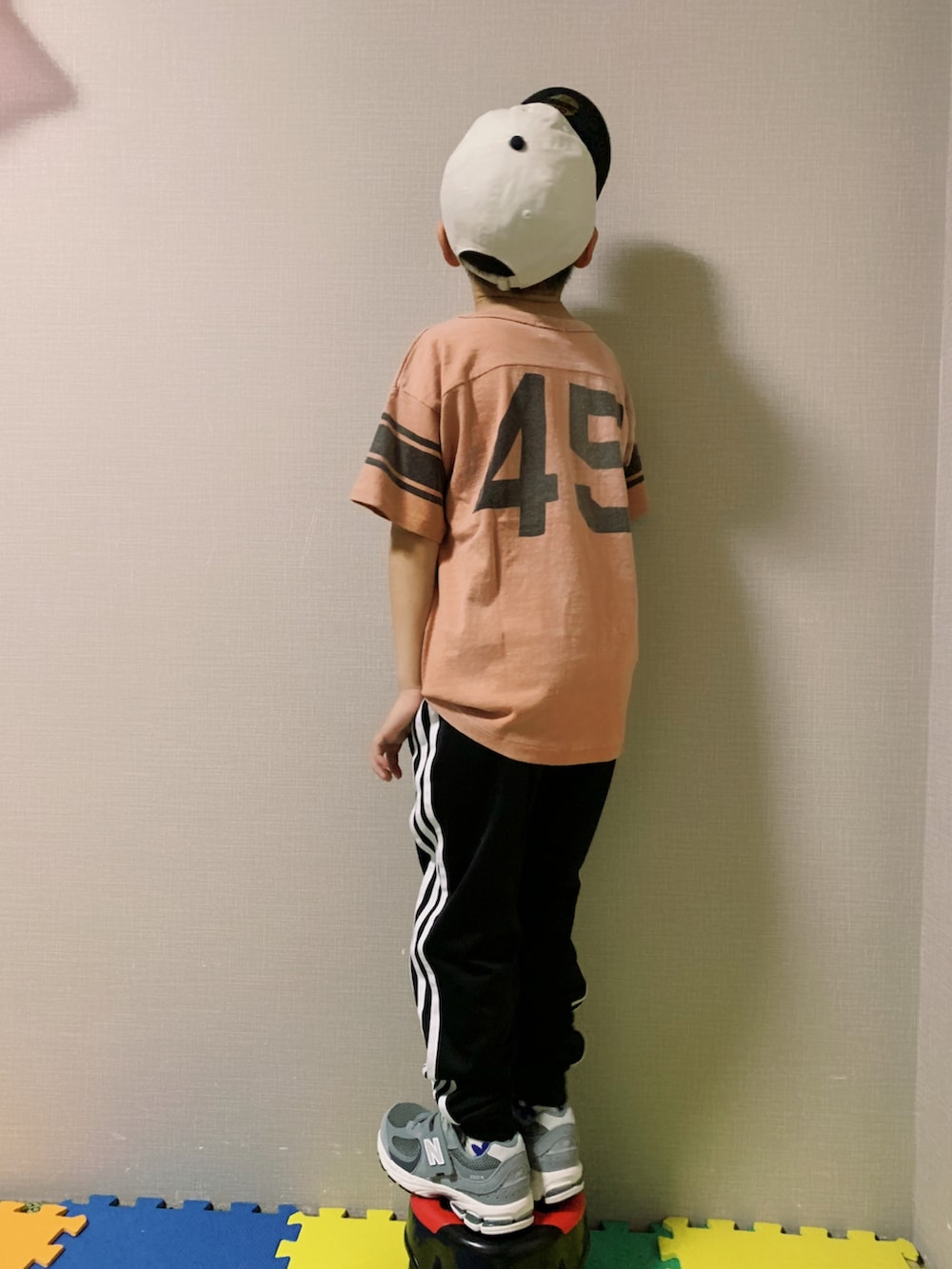 「ロゴT、トラックパンツ、ラインパンツ、adidas、New Balance、スニーカー、キャップ、サングラス、休日スタイル、春コーデ、カジュアルコーデ、ピンク」|「DENIM DUNGAREEのアイテム(Tシャツ/カットソー、オレンジ系)」を使った、HeROさん(キッズ・120cm)の春コーディネートの4枚目の写真