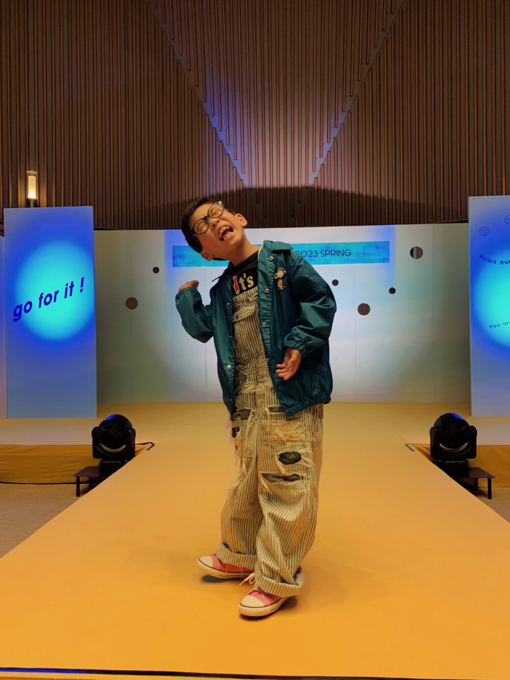 「オーバーオール、サロペット、ヒッコリー、アメカジ、春アウター、春コーデ、ロゴT、ブルー、めがね、コンバース、ピンク、レイヤードスタイル、ワントーンコーデ、ワイドパンツ、休日スタイル」｜「DENIM DUNGAREEのアイテム（ジャケット/アウター、ブルー系）」を使った、HeROさん（キッズ・120cm）の春コーディネートの3枚目の写真