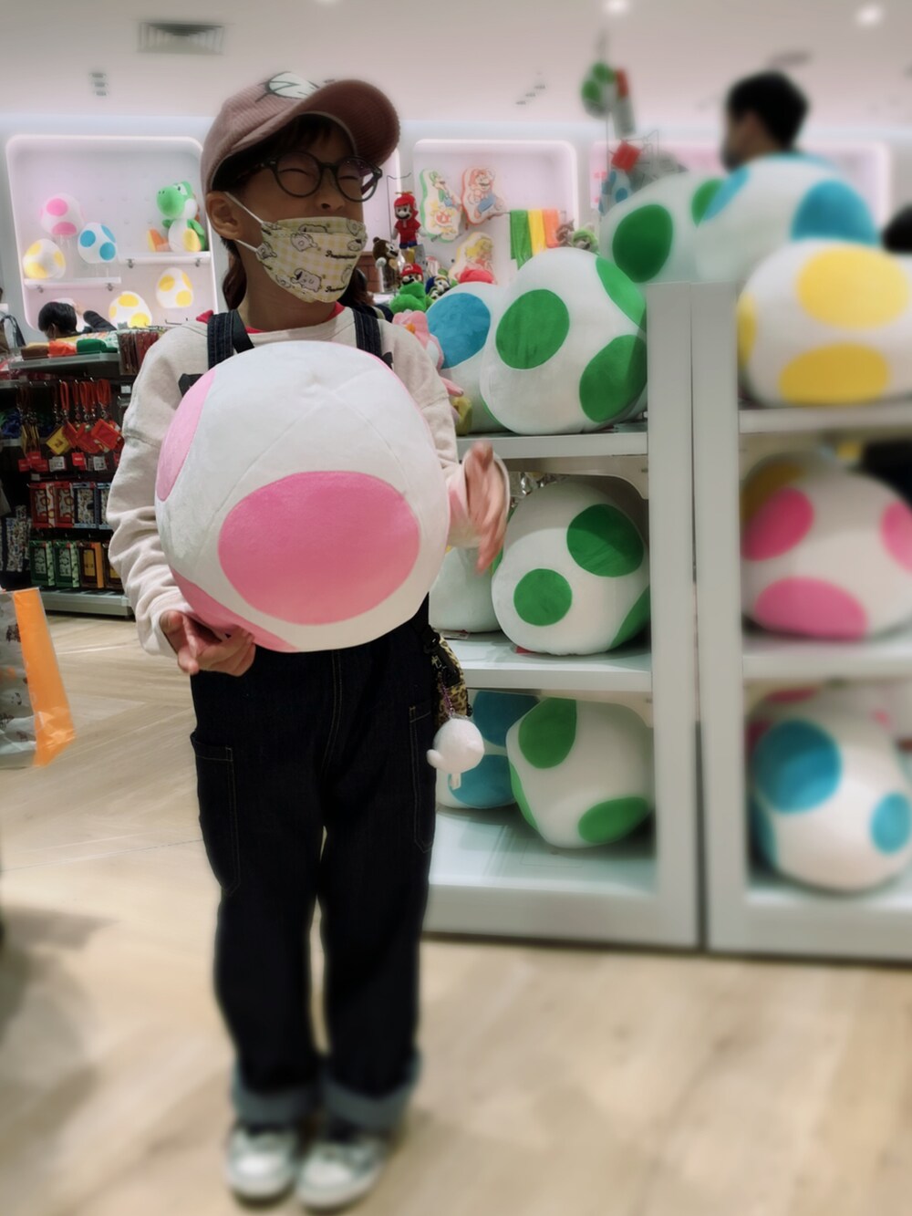 「サロペット、オーバーオール、デニム、デニムパンツ、スウェット、ロゴスウェット、コンバース、ハイカットスニーカー、レオパード、ポシェット、キャップ、コーデュロイ、ピンク、めがね、冬コーデ」｜「DENIM DUNGAREEのトンプキン裏毛 PEACE ラグラン スウェット（スウェット、グレー系）」を使った、HeROさん（キッズ・120cm）の冬コーディネートの4枚目の写真