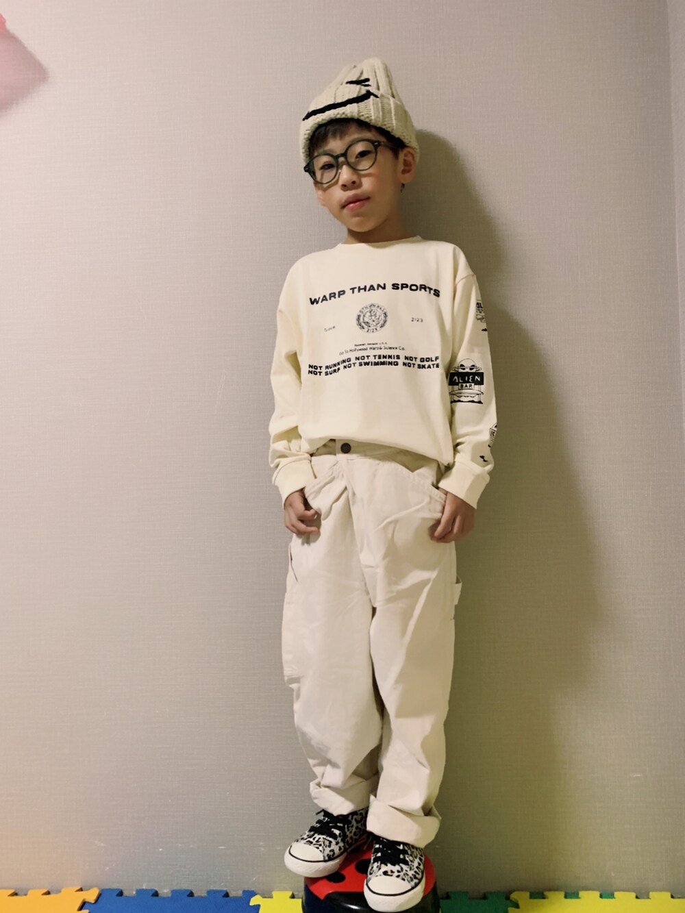 「カラー×コーデ、ホワイトコーデ、ワントーンコーデ、ロンT、ジャージ、ワイドパンツ、白パンツ、スポーツミックス、コンバース、レオパード、ニット帽、韓国子供服、めがね、秋コーデ、スニーカー」|「GO TO HOLLYWOODのアイテム(Tシャツ/カットソー、ホワイト系)」を使った、HeROさん(キッズ・120cm)の秋コーディネートの5枚目の写真