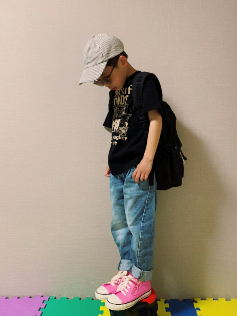 「ロゴT、プリントT、デニム、デニムパンツ、コンバース、スニーカーコーデ、リュック、キャップ、サングラス、夏コーデ、カジュアルコーデ、シンプルコーデ、ZOZOKIDSDAY、ピンク」|「DENIM DUNGAREEのDENIM DUNGAREE/デニム&ダンガリー テンジク APPRECIATE TEE Tシャツ(Tシャツ/カットソー、ブラック系)」を使った、HeROさん(キッズ・110cm)の春コーディネートの2枚目の写真