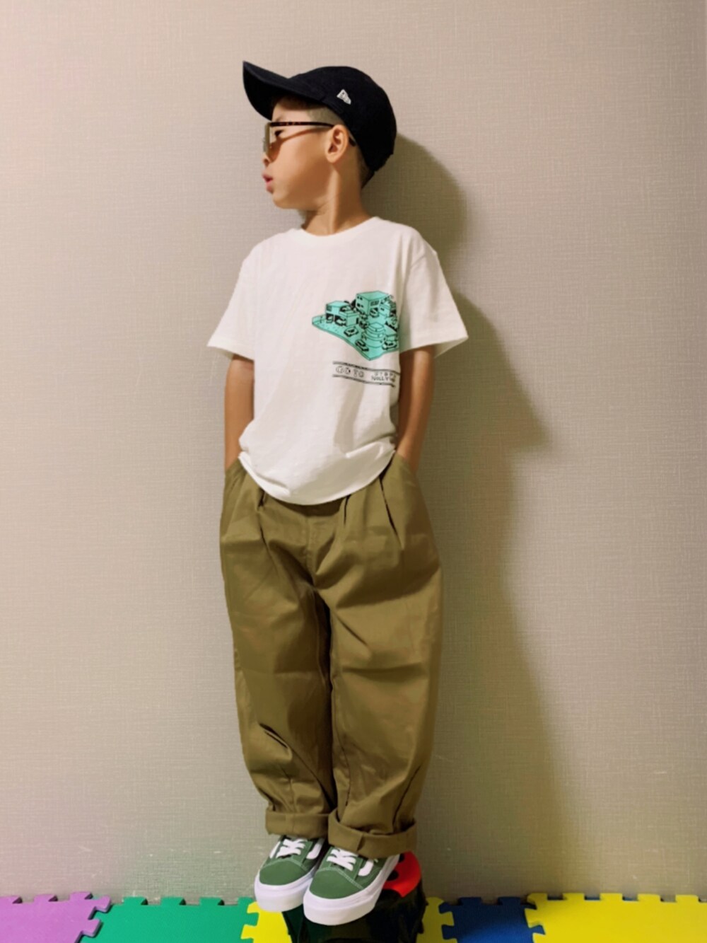 「チノパン、白Tシャツ、プリントT、devirock、ワイドパンツ、VANS、グリーン、ストリート、キャップ、サングラス、夏コーデ、夏だ！Tシャツ着よう！、シンプルコーデ」｜「GO TO HOLLYWOODのアイテム（Tシャツ/カットソー、ホワイト系）」を使った、HeROさん（キッズ・110cm）の夏コーディネートの2枚目の写真
