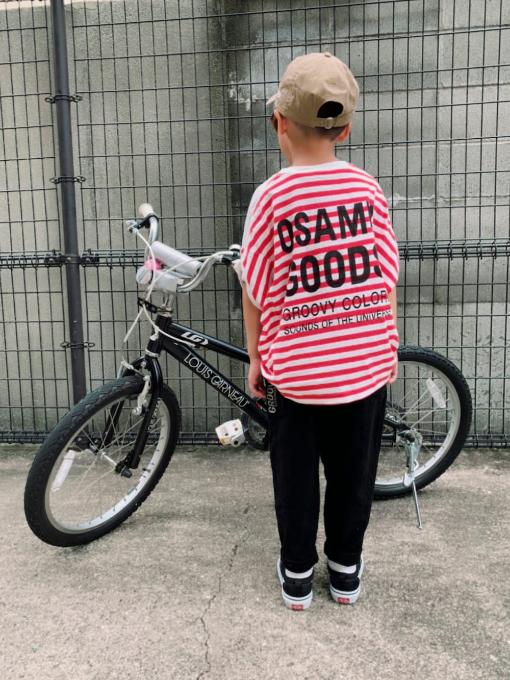 「ボーダー、白Tシャツ、プリントT、VANS、スニーカーコーデ、ストリート、キャップ、サングラス、カジュアルコーデ、夏コーデ、夏だ！Tシャツ着よう！、ビッグシルエット」｜「GROOVY COLORSのアイテム（Tシャツ/カットソー、レッド系）」を使った、HeROさん（キッズ・110cm）の夏コーディネートの3枚目の写真