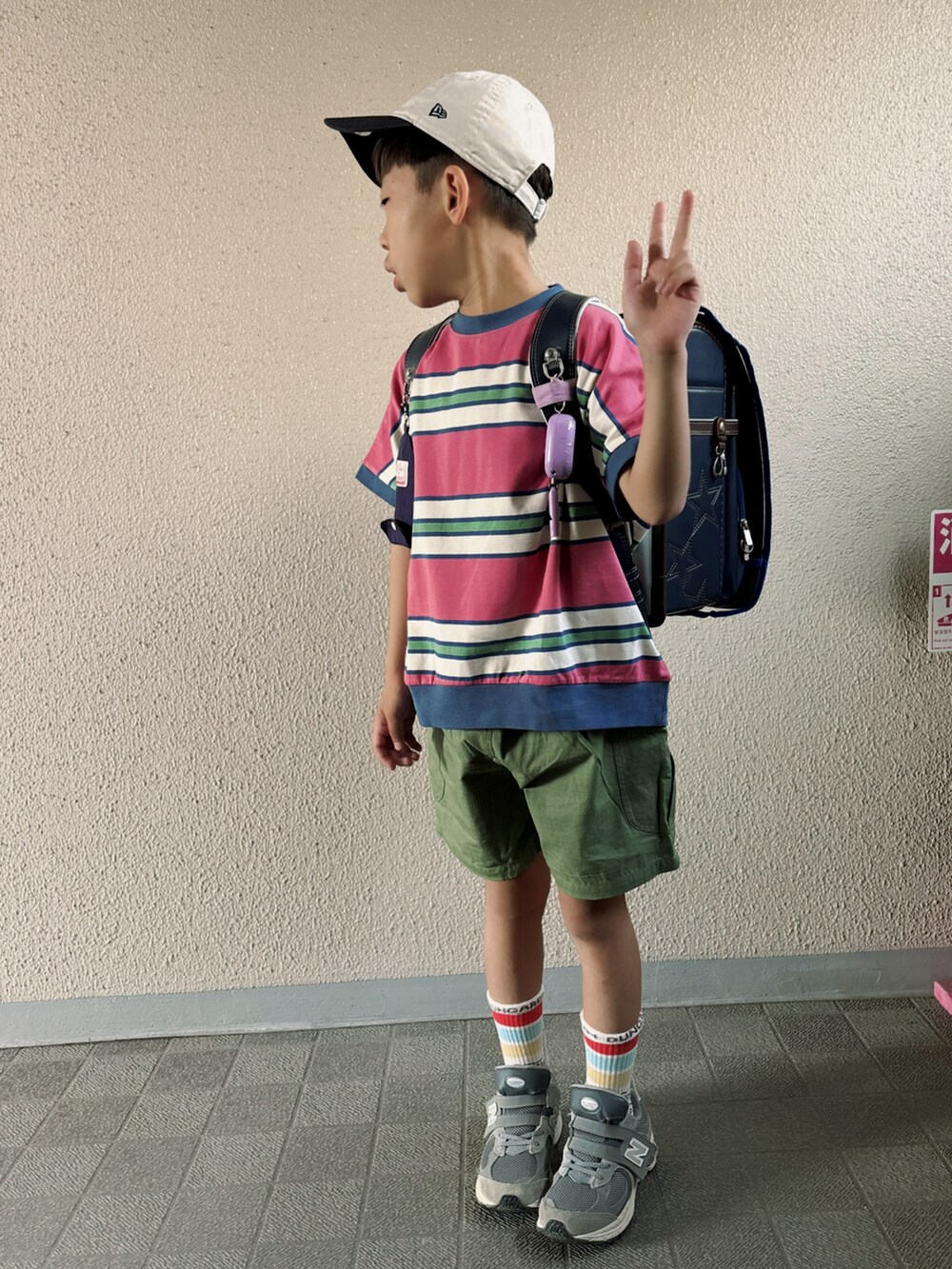 「夏コーデ、ボーダー、ショートパンツ、カーキ、カーゴパンツ、ニューバランス、スニーカー、厚底シューズ、キャップ、パステルカラー、カジュアル、プチプラ、ピンク」｜「chiyumiんのアイテム（Tシャツ/カットソー、ピンク系）」を使った、HeROさん（キッズ・122cm）の夏コーディネートの4枚目の写真
