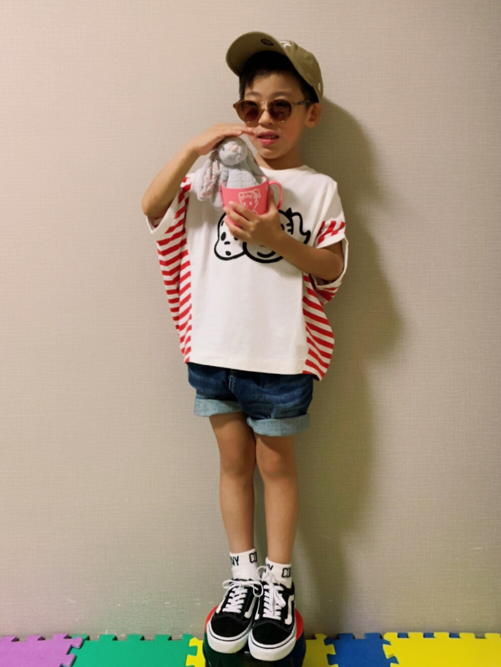 「ボーダー、ボーダートップス、白Tシャツ、プリントT、ショートパンツ、デニム、デニムパンツ、VANS、スニーカーコーデ、キャップ、サングラス、夏コーデ、夏だ!Tシャツ着よう!、カジュアルコーデ」|「GROOVY COLORSのアイテム(Tシャツ/カットソー、レッド系)」を使った、HeROさん(キッズ・110cm)の夏コーディネートの4枚目の写真