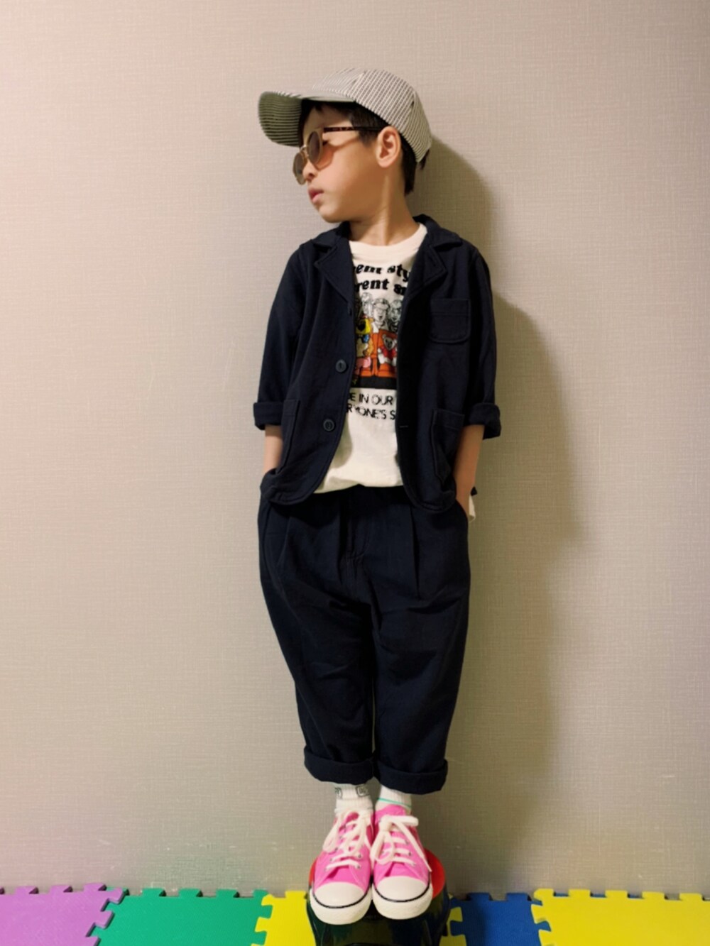 ホワイト系のTシャツ/カットソー、ブルー系のカバーオール、ブルー系のその他パンツを着用したキッズの春コーディネートの2枚目の写真