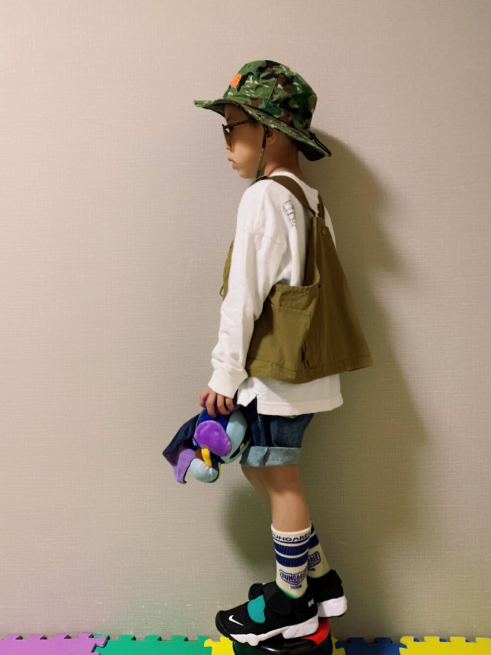 「ZOZOKIDSDAY、アウトドアスタイル、ベスト、ショートパンツ、デニム、バケットハット、サングラス、ロンT、エアリフト、NIKE、カモフラ、カジュアルコーデ、春夏コーデ」｜「antiquaのハントベスト（ベスト、ベージュ系）」を使った、HeROさん（キッズ・110cm）の春コーディネートの2枚目の写真