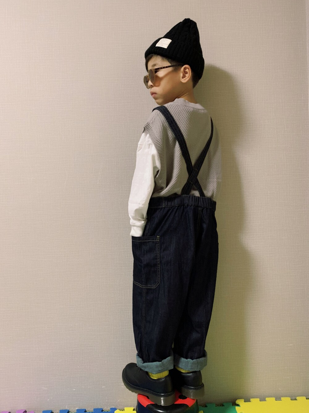 「サロペット、デニム、デニムパンツ、ベスト、ニットベスト、ロンT、レースアップシューズ、ニット帽、プチプラ、西松屋、サングラス、シンプルコーデ、秋コーデ、カジュアルコーデ、イエロー」|「quoti use fithのライトオンスデニムサロペット(サロペット/オーバーオール、ブルー系)」を使った、HeROさん(キッズ・120cm)の秋コーディネートの3枚目の写真