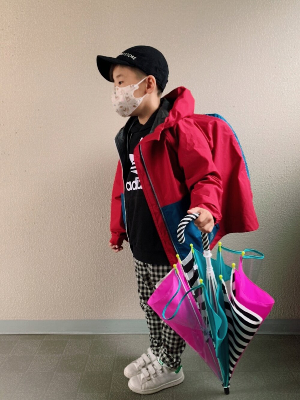 「パーカー、モノトーン、スウェット、ギンガムチェック、Branshes、マウンテンパーカー、キャップ、白スニーカー、adidas、カジュアルコーデ」｜「adidasのトレフォイル パーカー[TREFOIL HOODIE] アディダスオリジナルス（キッズ/子供用）（パーカー、ブラック系）」を使った、HeROさん（キッズ・120cm）の春コーディネートの2枚目の写真