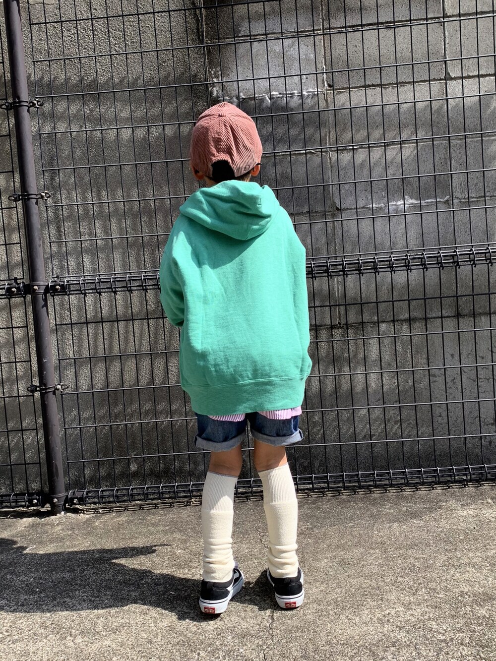 「春服デビュー宣言、春服みてみて、春色、パステル映える春、パステルカラー、スウェット、デニム、デニムパンツ、VANS、ピンク、キャップ、めがね、休日スタイル、レイヤードスタイル」｜「GO TO HOLLYWOODのアイテム（パーカー、グリーン系）」を使った、HeROさん（キッズ・120cm）の春コーディネートの3枚目の写真