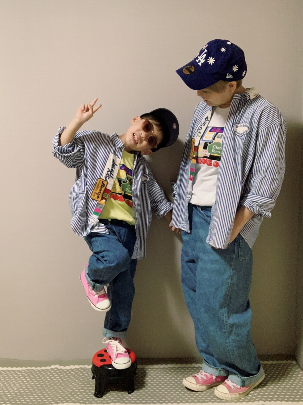 「春服デビュー宣言、シャツスタイル、ロゴT、デニム、デニムパンツ、コンバース、ピンク、キャップ、花柄、サングラス、カジュアルコーデ、リンクコーデ、親子コーデ、春服みてみて、ストライプシャツ」|「GO TO HOLLYWOODのアイテム(Tシャツ/カットソー、イエロー系)」を使った、HeROさん(キッズ・120cm)の春コーディネートの2枚目の写真