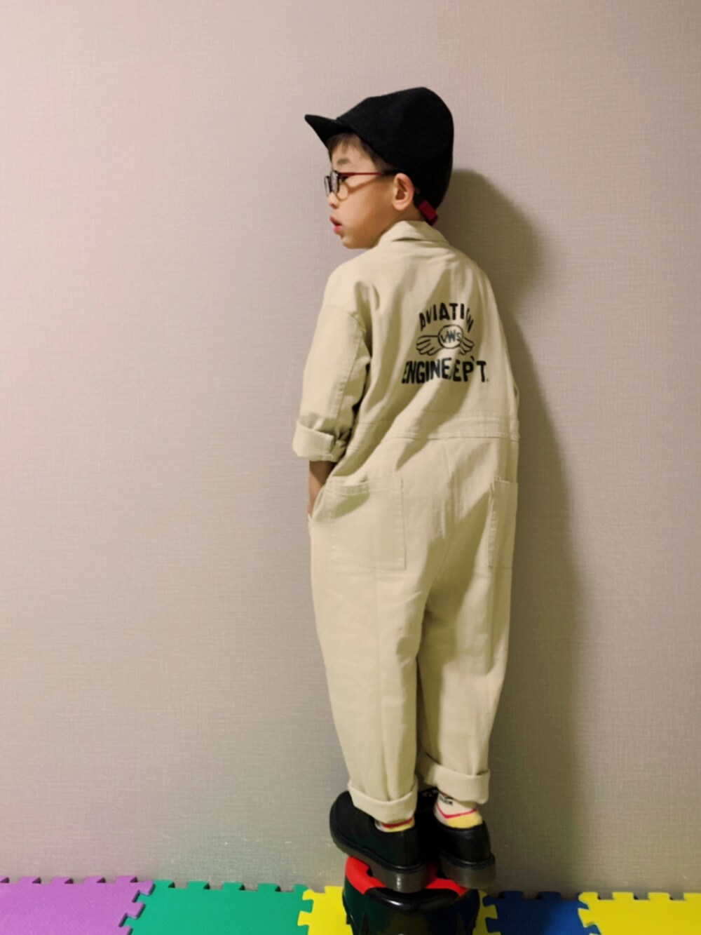 「韓国子供服、白パンツ、蝶ネクタイ、ハンドメイド、めがね、フォーマル、ドレスシューズ、ローファー、キャップ、ワントーンコーデ、モノトーン、シンプルコーデ」｜「Koreaのアイテム（つなぎ/オールインワン、ホワイト系）」を使った、HeROさん（キッズ・110cm）の冬コーディネートの3枚目の写真