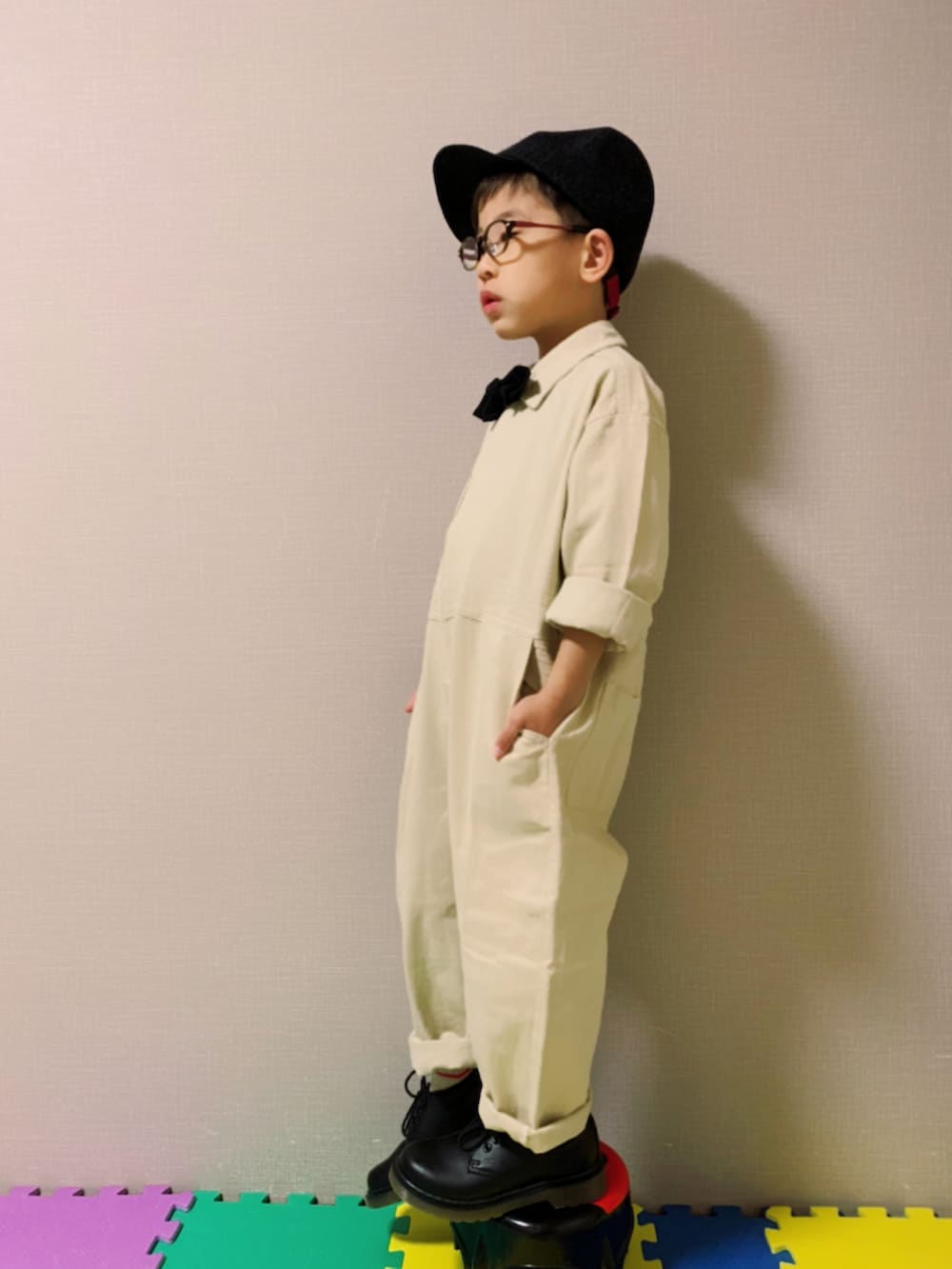 「韓国子供服、白パンツ、蝶ネクタイ、ハンドメイド、めがね、フォーマル、ドレスシューズ、ローファー、キャップ、ワントーンコーデ、モノトーン、シンプルコーデ」｜「Koreaのアイテム（つなぎ/オールインワン、ホワイト系）」を使った、HeROさん（キッズ・110cm）の冬コーディネートの2枚目の写真
