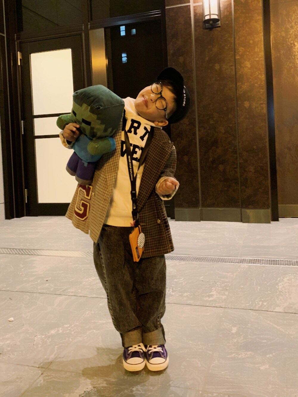 「ジャケット、チェック、パーカー、ロゴスウェット、デニム、デニムパンツ、ワイドパンツ、コンバース、ハイカットスニーカー、キャップ、めがね、淡色コーデ、ベージュ、トラッド、WEARハロウィン2022」|「GO TO HOLLYWOODのアイテム(ジャケット/アウター、ブラウン系)」を使った、HeROさん(キッズ・120cm)の秋コーディネートの2枚目の写真