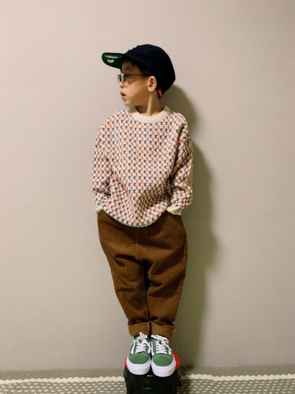 「ニット、VANS、グリーン、ワントーンコーデ、ダッフルコート、キャップ、ジャガード、冬コーデ、コーデュロイパンツ、スニーカーコーデ、ブラウン、プチプラ、GLOBAL WORK、リンクコーデ、マイベストコーデ2021」｜「GLOBAL WORKの【キッズ】ダッフルコート/837346（ダッフルコート、ブラウン系）」を使った、HeROさん（キッズ・110cm）の冬コーディネートの2枚目の写真