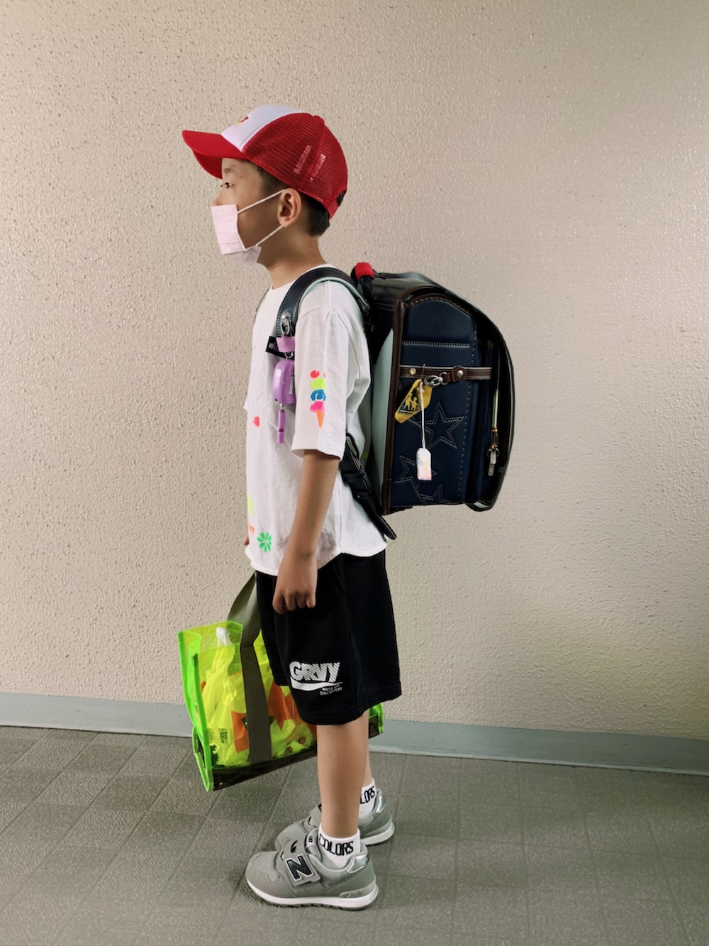 「夏コーデ、フェススタイル、白Tシャツ、夏だ!Tシャツ着よう!、ハーフパンツ、アウトドアスタイル、スニーカー、New Balance、キャップ、ビタミンカラー、カジュアルコーデ、ストリート」|「DENIM DUNGAREEのビンテージトンプキン天竺 WILDTHINGS LOGOTシャツ(Tシャツ/カットソー、ホワイト系)」を使った、HeROさん(キッズ・120cm)の夏コーディネートの2枚目の写真