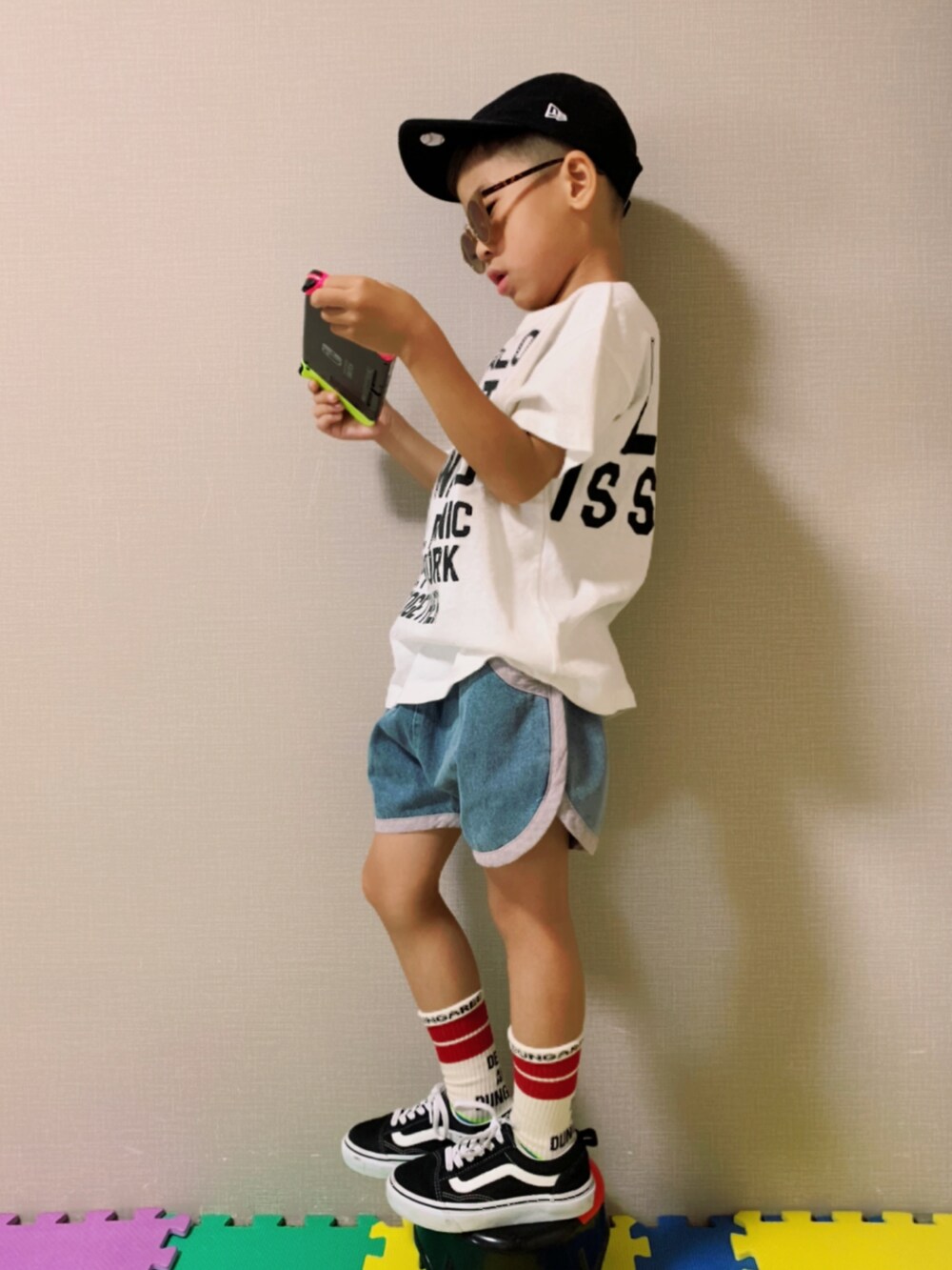 「カジュアルコーデ、柄シャツ、シャツスタイル、白Tシャツ、ロゴT、ショートパンツ、韓国子供服、デニム、デニムパンツ、ラインソックス、VANS、スニーカーコーデ、キャップ、サングラス、グリーン」｜「Ocean&Groundのカメハメハシャツ（90～140cm）（シャツ/ブラウス、グリーン系）」を使った、HeROさん（キッズ・110cm）の夏コーディネートの5枚目の写真