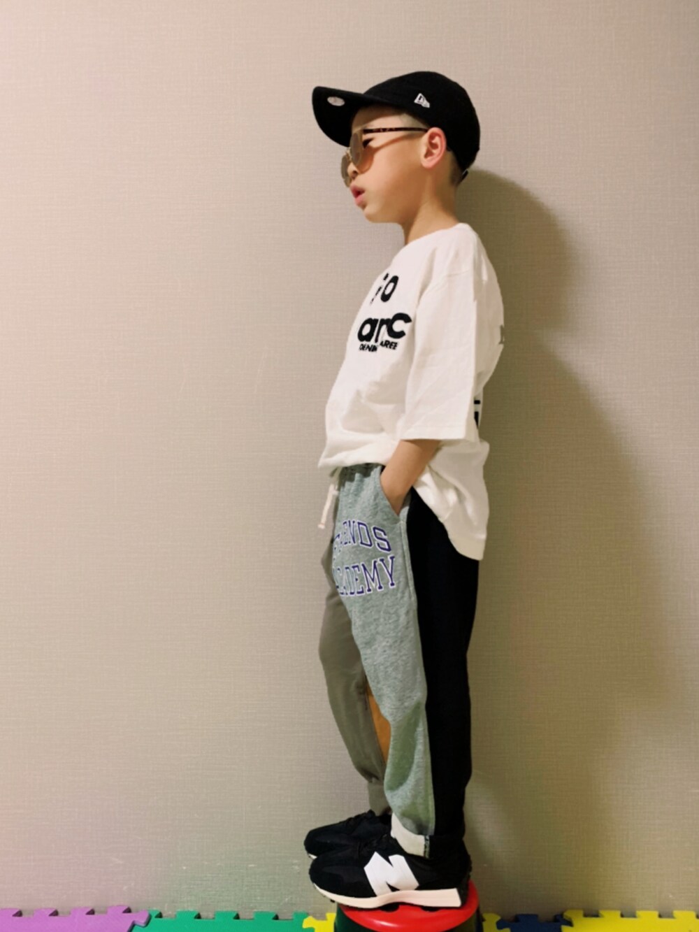 ホワイト系のTシャツ/カットソー、その他のその他パンツ、ブラック系のスニーカーを着用したキッズの春コーディネートの2枚目の写真