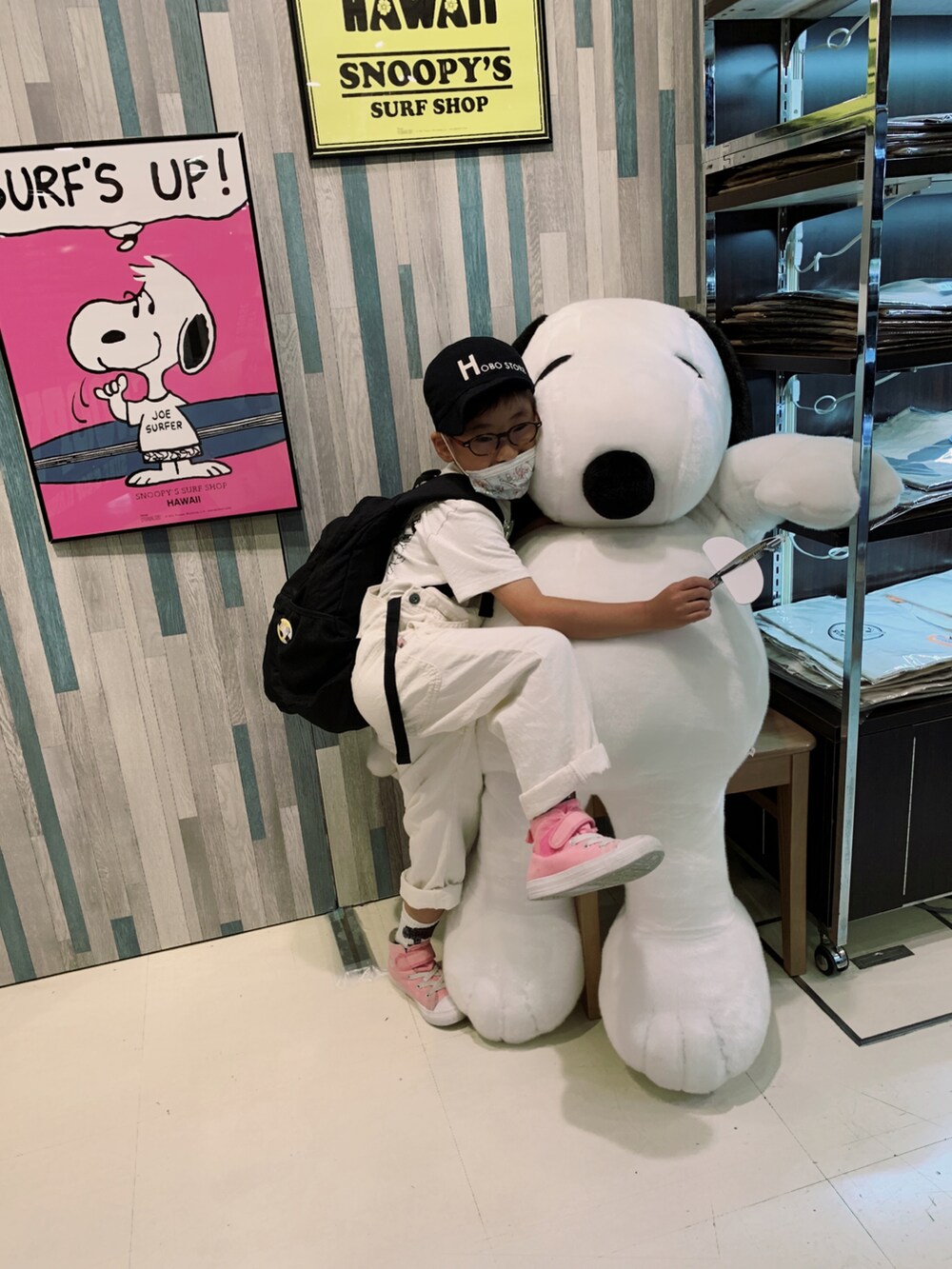 「サロペット、ホワイトコーデ、ワントーンコーデ、キャップ、モノトーン、ピンク、コンバース、ハイカットスニーカー、めがね、シンプルコーデ、白Tシャツ、カジュアルコーデ、休日スタイル」|「GO TO HOLLYWOODのアイテム(Tシャツ/カットソー、ホワイト系)」を使った、HeROさん(キッズ・110cm)の夏コーディネートの3枚目の写真