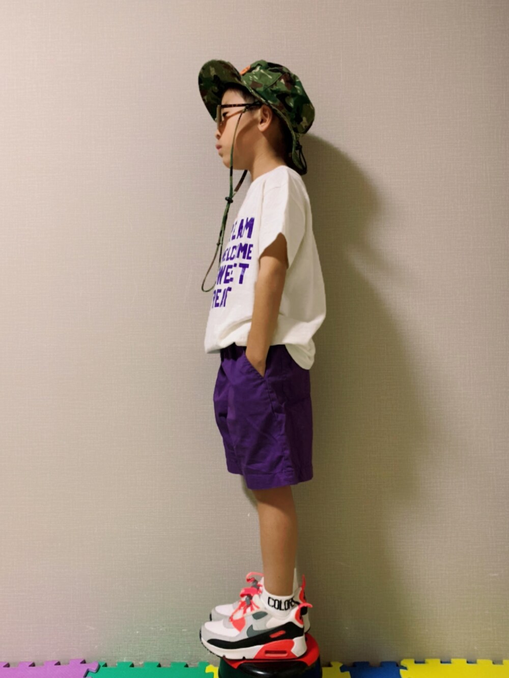 「GU、プチプラ、ハーフパンツ、カラーパンツ、白Tシャツ、ロゴT、NIKE、スニーカーコーデ、サングラス、バケットハット、夏コーデ、夏だ!Tシャツ着よう!、カジュアルコーデ、ビタミンカラー、ネオンカラー」|「DENIM DUNGAREEのアイテム(Tシャツ/カットソー、ホワイト系)」を使った、HeROさん(キッズ・110cm)の夏コーディネートの3枚目の写真