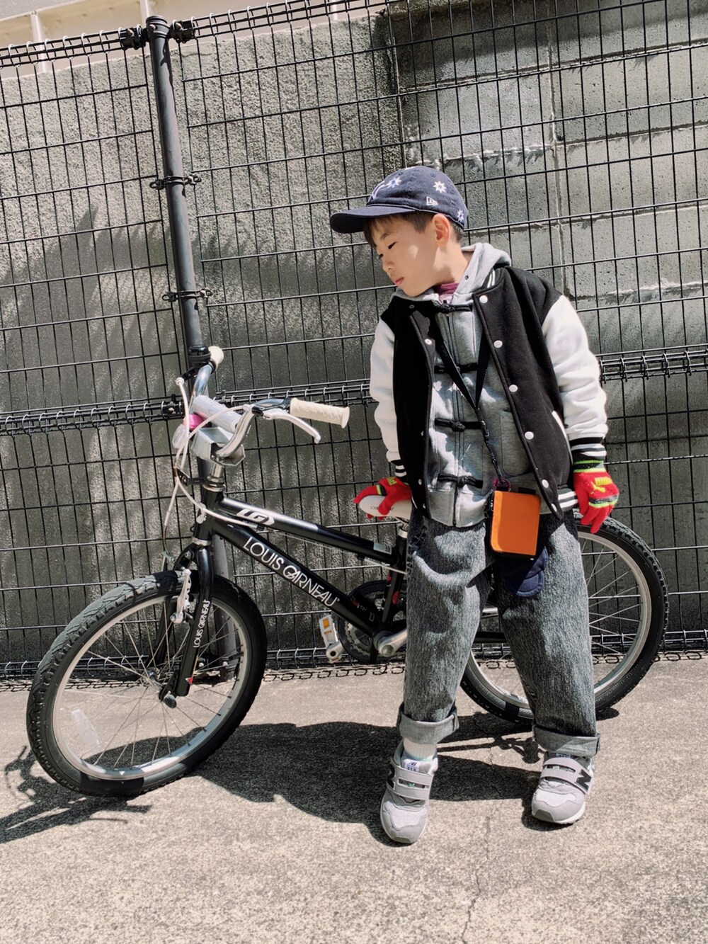 「ストリート、スタジャン、春アウター、プチプラ、春服みてみて、パーカー、スウェット、デニム、デニムパンツ、ワイドパンツ、New Balance、スニーカー、ワントーンコーデ、モノトーン、キャップ」|「PAIRMANON STREETの【PAIRMANON STREET】裏起毛スタジャン(スタジャン、ブラック系)」を使った、HeROさん(キッズ・120cm)の春コーディネートの2枚目の写真