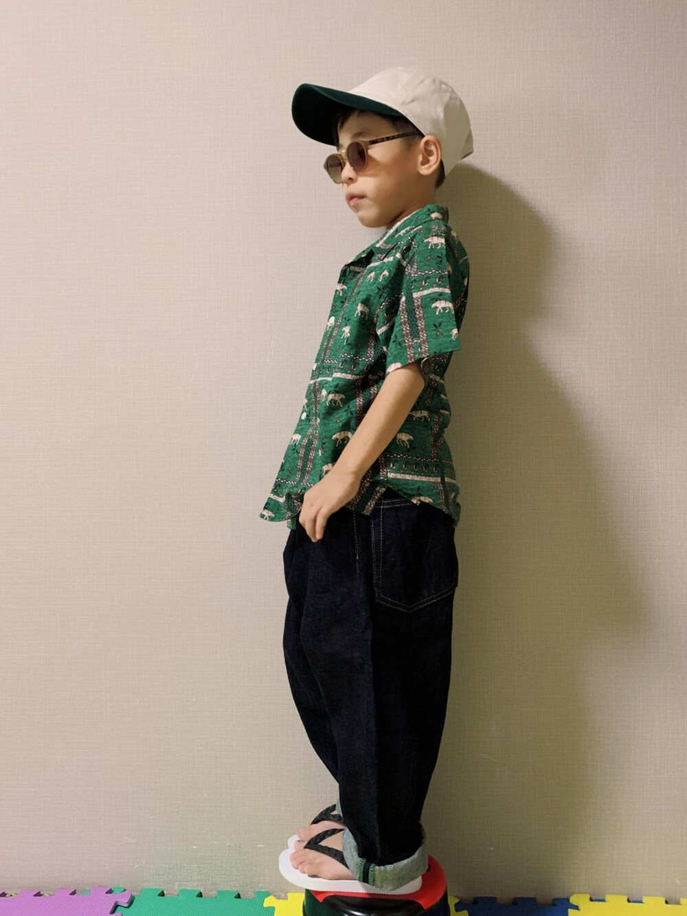 「アメカジ、柄シャツ、シャツスタイル、デニム、デニムパンツ、ワイドパンツ、ビーチサンダル、サンダル、キャップ、サングラス、グリーン、カジュアルコーデ、夏コーデ」｜「Ocean&Groundのカメハメハシャツ（90～140cm）（シャツ/ブラウス、グリーン系）」を使った、HeROさん（キッズ・110cm）の夏コーディネートの2枚目の写真